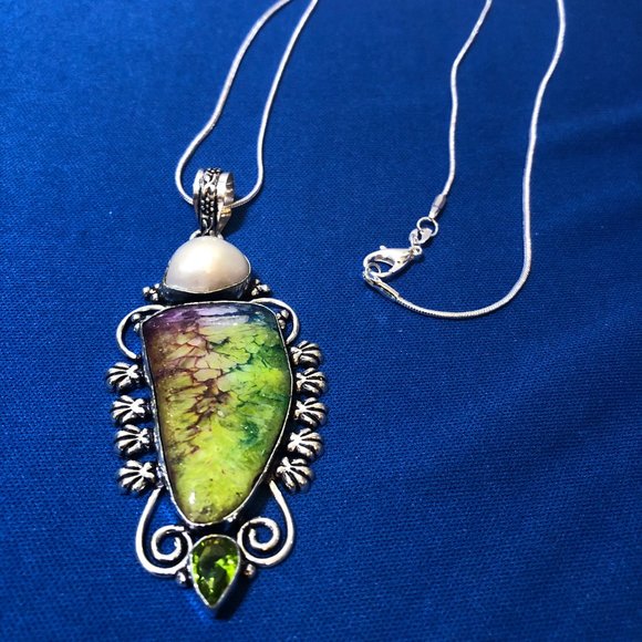 Rainbow Solar Quartz With a Real White Pearl Necklace. - Picture 4 of 5